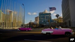 Turistas pasean frente a la Embajada de Estados Unidos en Cuba en un convertible clásico estadounidense. La Habana, enero 12, 2017.