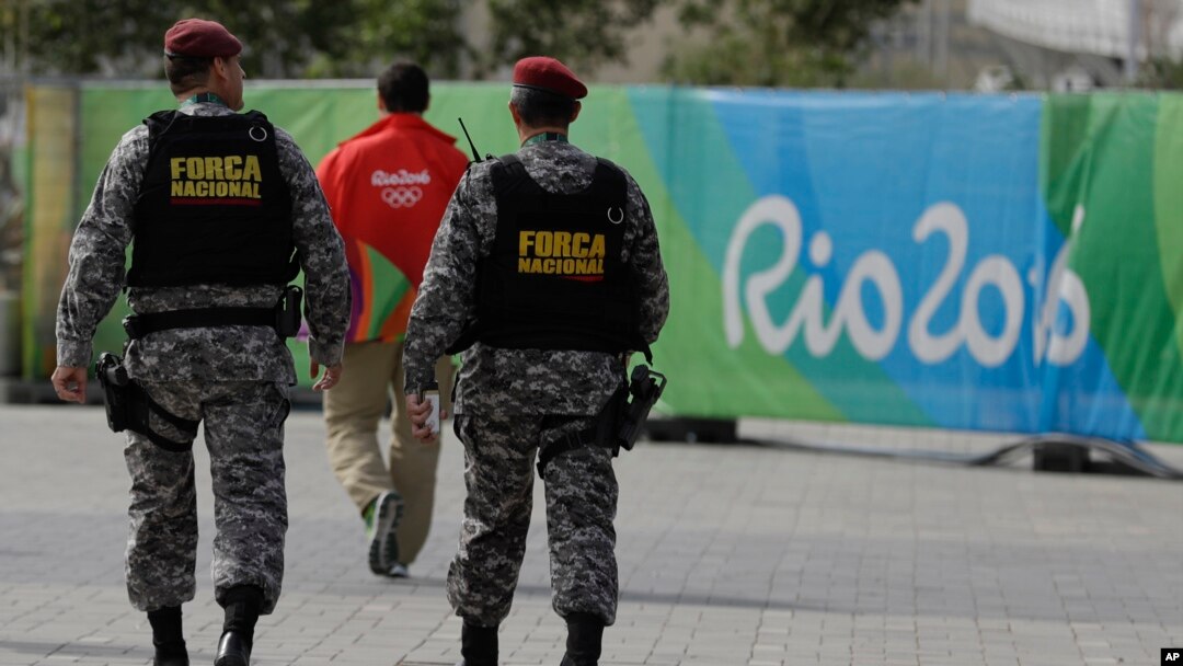 Anggota kepolisian berjaga di Olympic Park di Rio de Janeiro, Brasil Kamis (4/8).