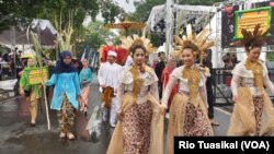 Kontingen Dinas Perkebunan Jawa Barat menampilkan tarian tradisional untuk memukau hadirin dalam West Java Festival, Sabtu (2/11/2019) siang. (VOA/Rio Tuasikal)