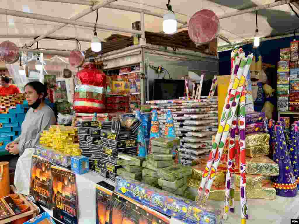 En el caso de Danielle Cardone, encargado de esta venta de fuegos artificiales, a pesar de las dificultades, comenta: “Somos venezolanos y nunca nos van a quitar la alegr&#237;a”. Caracas, Venezuela. Diciembre 23, 2020.