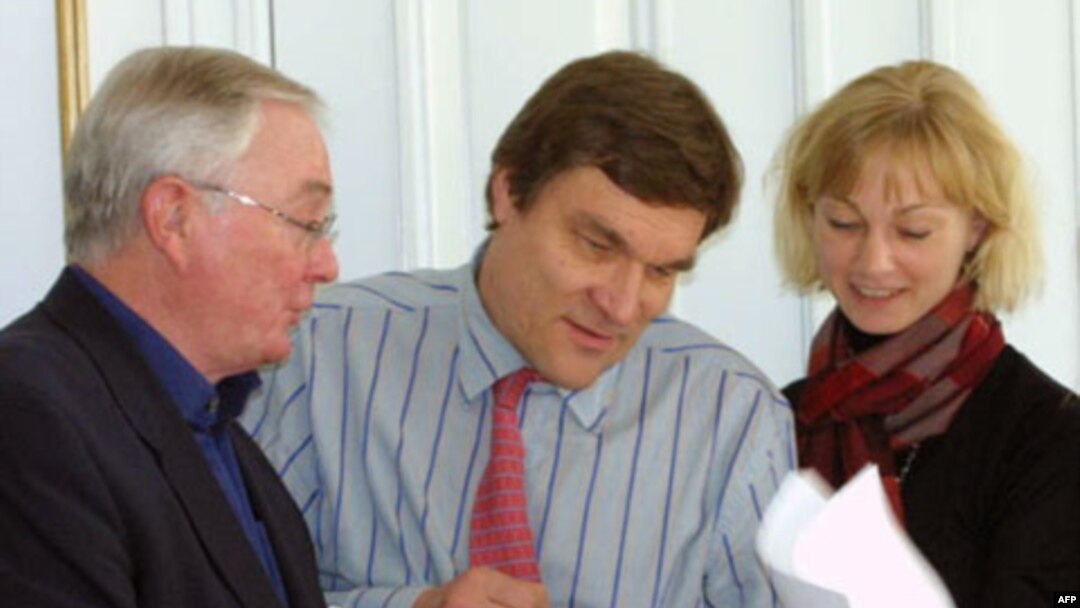 Kimmo Kilyunen (o'rtada) Yevropada Xavfsizlik va Hamkorlik Tashkiloti Parlament Assambleyasi a'zosi