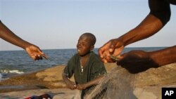 Danau Malawi, yang juga dikenal sebagai Danau Nyasa di Tanzania, diklaim oleh Malawi dan Tanzania (foto: dok.). 