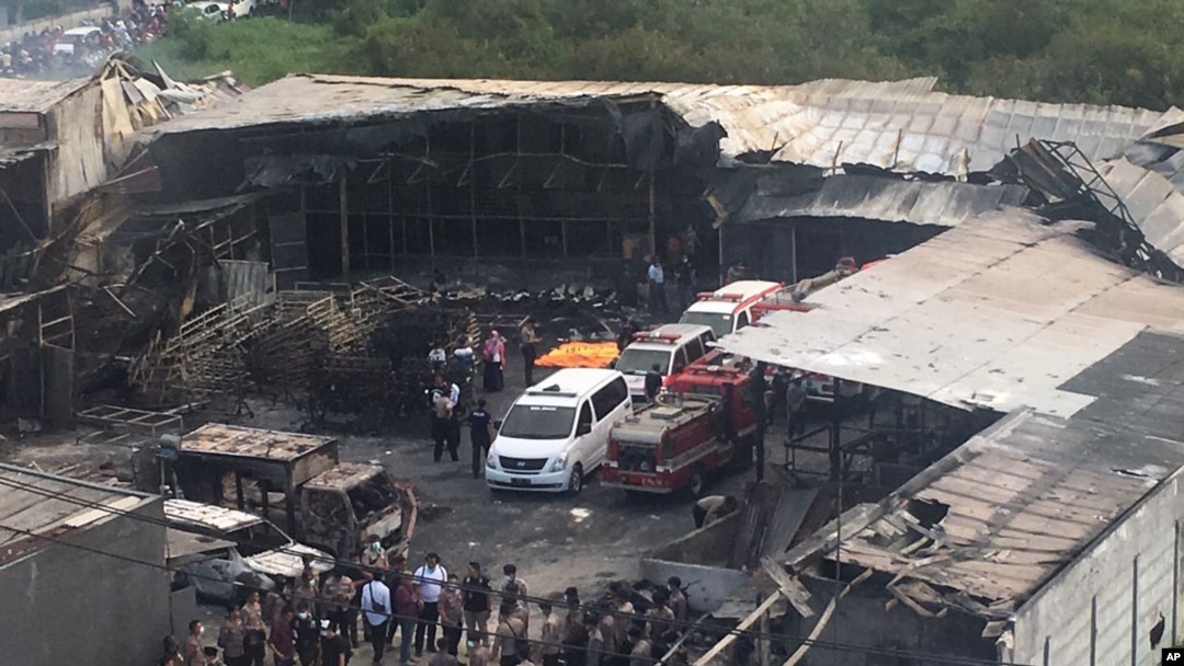 Petugas kepolisian dan petugas penyelamat memeriksa lokasi ledakan petasan