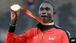 Le 26 août 2015, le médaillé d'or du 800 m hommes, le Kenyan David Rudisha pose pour une photo lors de la cérémonie de remise des médailles aux Mondiaux d'athlétisme à Pékin.