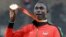 Le 26 août 2015, le médaillé d'or du 800 m hommes, le Kenyan David Rudisha pose pour une photo lors de la cérémonie de remise des médailles aux Mondiaux d'athlétisme à Pékin.