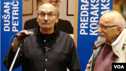 Karikaturisti Dušan Petričić (levo) i Predrag Koraksić Koraks (desno) govore tokom otvranja zajedničke izložbe solidarnosti u Skupštini opštine Stari grad, u Beogradu, 23. novembra 2018.