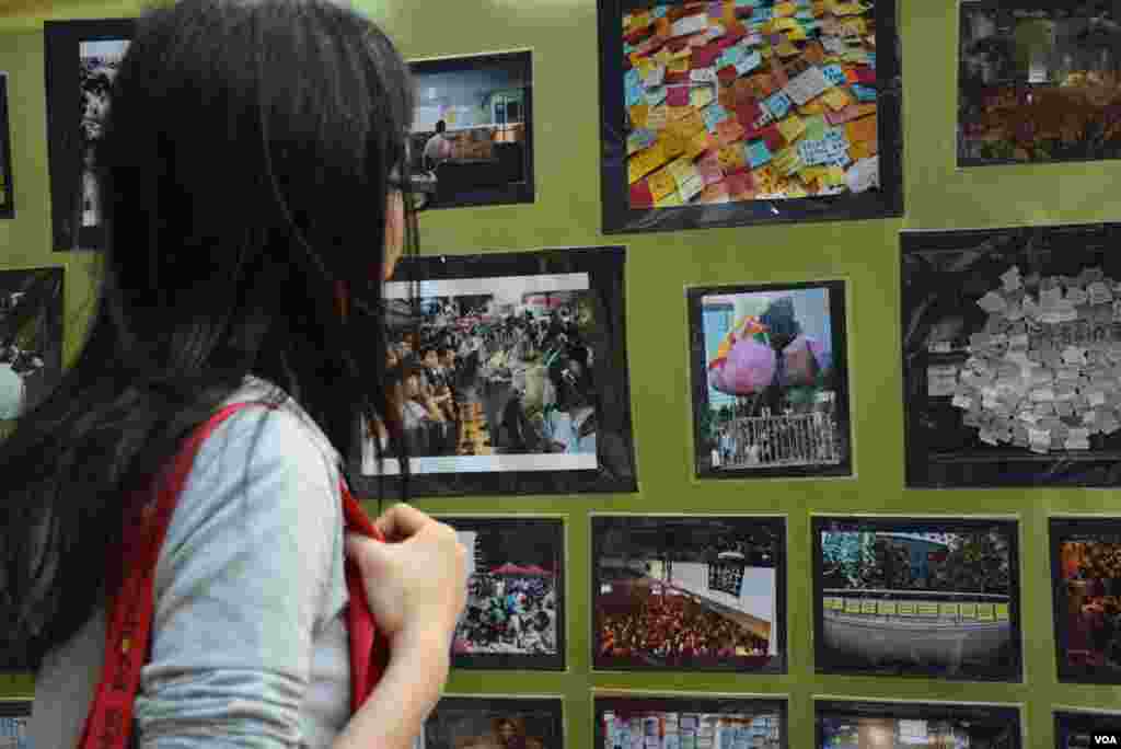 曾經參與佔領行動的香港市民謝小姐參觀雨傘運動半周年的相片展。（美國之音湯惠芸拍攝）