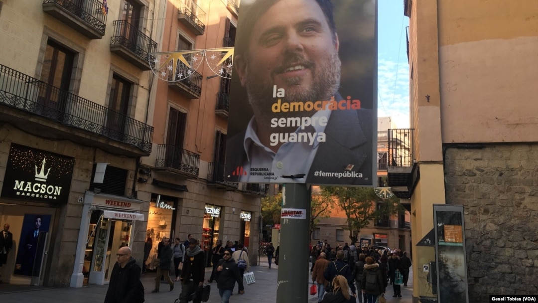 Poster Oriol Junqueras, salah seorang kandidat dalam pemilu regional, di Barcelona, Spanyol. 