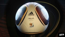 Bola “Jabulani” produksi Adidas yang banyak dikecam pada Piala Dunia di Afrika Selatan tahun 2010 lalu (foto: dok).