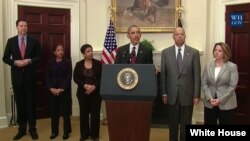 El presidente Barack Obama habla acompañado de su equipo de seguridad, desde la Casa Blanca.