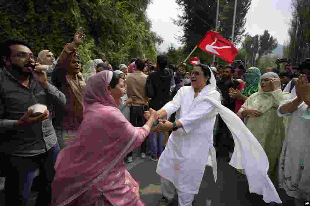 Pendukung Kongres Nasional India dan partai Konferensi Nasional merayakan keunggulan awal dalam pemilihan di luar pusat penghitungan suara di pinggiran Srinagar, Kashmir yang dikuasai India.