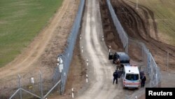 Cảnh sát và binh sĩ Hungary tuần tra dọc biên giới Hungary-Serbia, 2/3/2017.