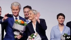 Ketua AfD (Alternative for Germany) Frauke Petry (kanan), pemimpin ekstrim kanan dan kandidat kuat untuk pilpres Perancis musim semi mendatang, Marine le Pen (tengah) dan populis anti-Islam dari partai PPV Belanda, Geert Wilders seusai memberikan keterangan kepada pers usai pertemuan para tokoh nasionalis di Koblenz, Jerman, 21 Januari 2017. (AP Photo/Michael Probst)