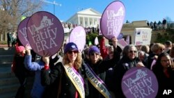 Para pendukung Amandemen Hak Kesetaraan berdemonstrasi di Capitol Negara Bagian Virginia, Richmond, 14 Januari 2020.