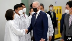 Rais Joe Biden akipokelewa na mfanyakazi wa kampuni ya Samsung Electronics Pyeongtaek akiwa na Rais wa Korea Kusini Yoon Suk Yeol, Friday, May 20, 2022, mjini Pyeongtaek, Korea Kusini. (AP Photo/Evan Vucci)