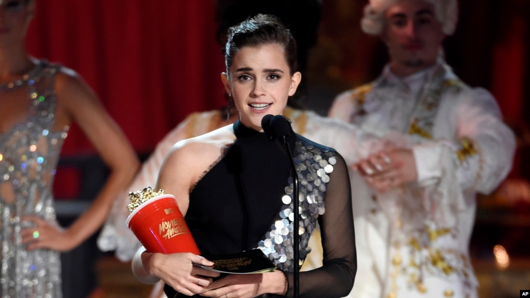 Emma Watson menerima penghargaan untuk katagori aktor terbaik dalam film "Beauty and the Beast" pada acara MTV Movie and TV Awards di Los Angeles, Minggu (7/5). 