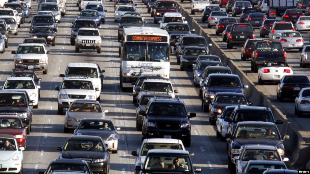 En Los Angeles, los conductores de vehículos estuvieron embotellados el año pasado un promedio de 56 horas.