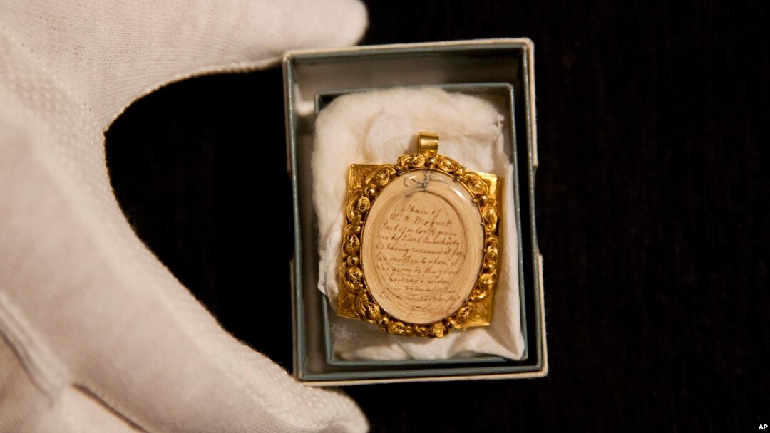 Rambut Wolfgang Amadeus Mozart, yang disimpan di liontin emas dari abad ke-19 akan dilelang oleh rumah lelang Sotheby di London, 26 Mei 2015. 