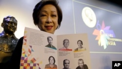 Presiden Magsaysay Award Foundation, Carmencita Abella berpose dengan foto-foto para pemenang Magsaysay tahun ini, yang dianggap seperti Hadiah Nobel Perdamaian versi Asia, di Manila, Filipina, 26 Juli 2018.