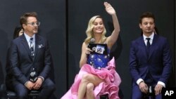 La actriz Brie Larson, centro, junto a los actores Jeremy Renner, derecha, y Robert Downey Jr. para promocionar "Avengers Endgame" en Seúl, Corea del Sur. 15-4-19. (AP Foto/Ahn Young-joon).