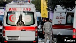 تصویری از چند آمبولانس در محل انفجار در خیابان استقلال استانبول