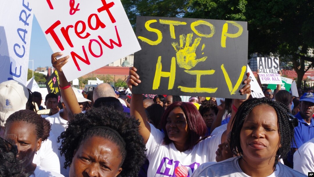 Aktivisti za vreme šetnje u Durbanu, u Južnoj Africi, pred početak 21. Svetske konferencije o AIDS-u