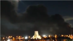 ستون دود سیاه و غلیظ در اطراف میدان آزادی، شمال فرودگاه مهرآباد در تهران - ۴:۲۵ بامداد دوشنبه ۱۷ فروردین