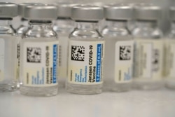 Botol-botol vaksin COVID-19 produksi Johnson & Johnson, 6 Maret 2021. (Foto: dok).