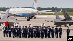 直播：特朗普总统在机场迎接到访的中国国家主席习近平