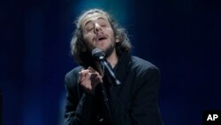 Salvador Sobral from Portugal performs the song "Amar pelos dois" after winning the Final of the Eurovision Song Contest, in Kyiv, Ukraine, May 13, 2017.