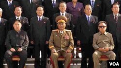 Kim Jong-il (kanan) berfoto bersama para anggota terpilih Komite Pusat Partai dalam konferensi partai pekan ini di Pyongyang. Kim Jong-un duduk di sebelah kiri depan.