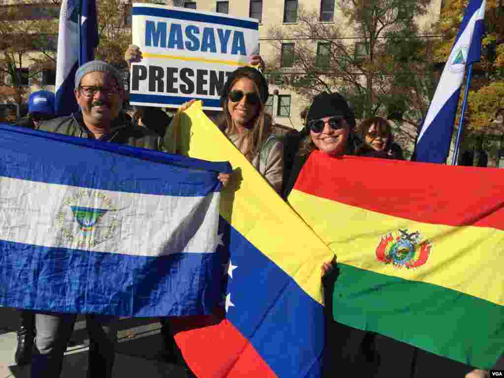 Manifestantes enarbolaron banderas de Nicaragua y Venezuela en Washington, en protesta contra el presidente en disputa Nicol&#225;s Maduro. Julia Riera/VOA.