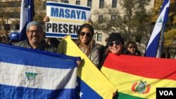 Manifestantes enarbolaron banderas de Nicaragua, Venezuela y Bolivia en Washington, en protesta contra el presidente en disputa Nicolás Maduro. Julia Riera/VOA.