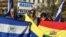 Manifestantes enarbolaron banderas de Nicaragua, Venezuela y Bolivia en Washington, en protesta contra el presidente en disputa Nicolás Maduro. Julia Riera/VOA.