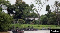 Soldados venezolanos patrullan por el río Arauca, la frontera entre Colombia y Venezuela, visto desde Arauquita, Colombia, el 28 de marzo de 2021.