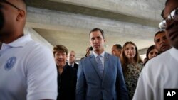 Guaido se declaró presidente interino en Venezuela, una medida reconocida por varias docenas de países, pero el presidente Nicolás Maduro se niega a renunciar al poder.