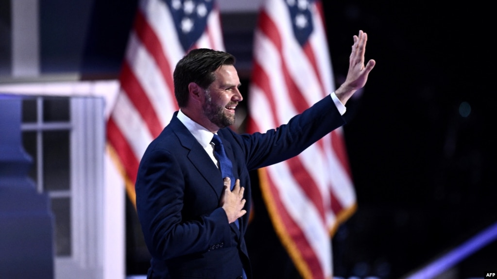 El senador estadounidense por Ohio y candidato republicano a la vicepresidencia en 2024, J.D. Vance, llega para hablar durante el tercer día de la Convención Nacional Republicana de 2024 en el Foro Fiserv en Milwaukee, Wisconsin, el 17 de julio de 2024.