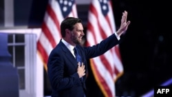 El senador estadounidense por Ohio y candidato republicano a la vicepresidencia en 2024, J.D. Vance, llega para hablar durante el tercer día de la Convención Nacional Republicana de 2024 en el Foro Fiserv en Milwaukee, Wisconsin, el 17 de julio de 2024.