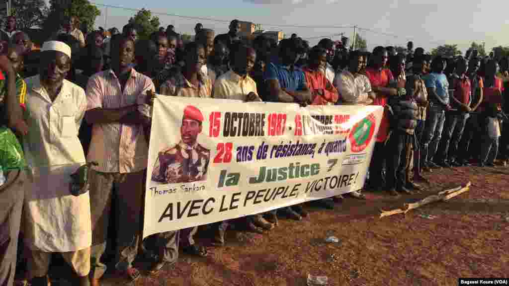 Plusieurs milliers de personnes se sont réunies à la place des martyrs dans le quartier Tampouy dans le nord-ouest de Ouagadougou pour commémorer le 28eme anniversaire de l&rsquo;assassinat de Thomas Sankara, le père de la révolution burkinabè mort le 15 octobre 2015. (VOA/Bagassi Koura)