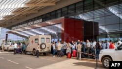 Warga asing antre di bandara internasional Diori Hamani di ibu kota Niamey, Niger, untuk keluar dari negara yang dilanda kudeta militer itu (foto: dok). 