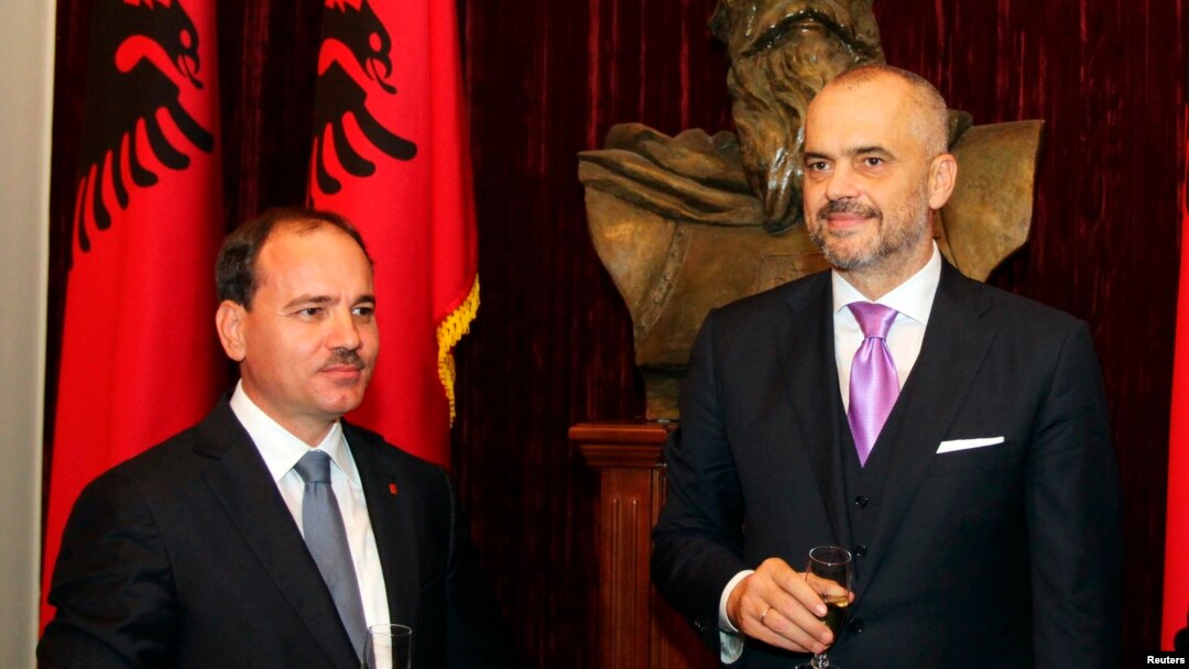 Perdana Menteri Albania Edi Rama, kanan, dan Presiden Bujar Nishani, terlihat saat upacara pengambilan sumpah di Tirana, 15 September 2013, adalah dua pejabat yang akan ditemui Menteri Luar Negeri AS John Kerry hari Minggu, 14 Februari 2016