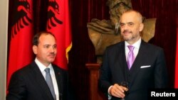 Perdana Menteri Albania Edi Rama, kanan, dan Presiden Bujar Nishani, terlihat saat upacara pengambilan sumpah di Tirana, 15 September 2013, adalah dua pejabat yang akan ditemui Menteri Luar Negeri AS John Kerry hari Minggu, 14 Februari 2016