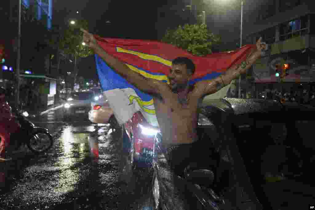 Simpatizantes del Frente Amplio salieron a las calles a celebrar el triunfo del candidato Yamandú Orsi.