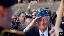 90-годишниот воен ветеран, Американецот Морли Пајпер, на церемонијата по повод годишнината од Денот Д во Нормандија. 