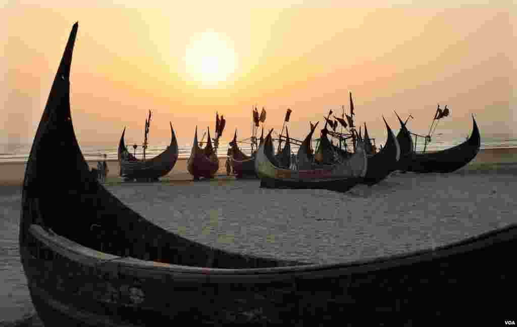 Fishing boats at low tide along the beaches in Cox’s Bazar April 4, 2019. (Hai Do/VOA)