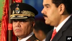 El ministro de Defensa venezolano Vladimir Padrino, en la foto con el presidente Nicolás Maduro, dijo que un avión espía estadounidense recogió información sobre la Cumbre de Países No Alineados el fin de semana en la isla Margarita.