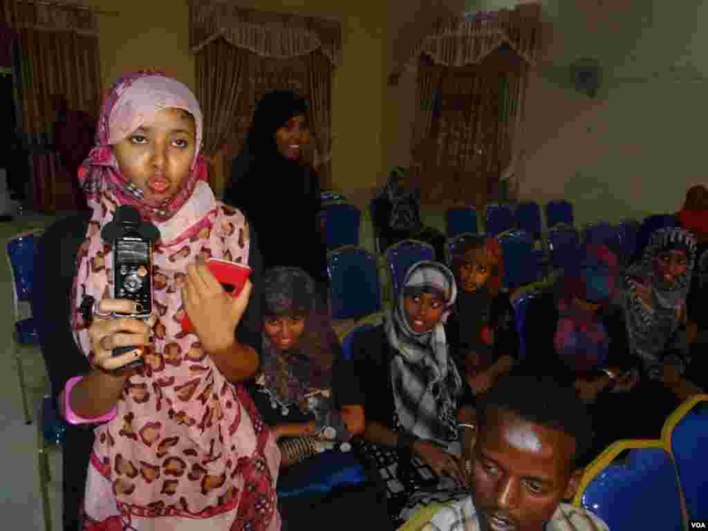 Laanta Af-Soomaaliga ee VOA oo "Kulan Dadweyne" oo looga hadlayo Dhalinyarada iyo Tahriibka ku qabatay magaalda Hargeysa, June 14, 2013.