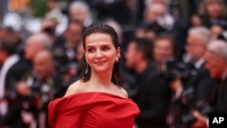 ARCHIVO - Juliette Binoche posa a su llegada a la ceremonia de premiación y al estreno de la película "The Second Act" durante el 77º festival internacional de cine, Cannes, sur de Francia, el martes 14 de mayo de 2024. 