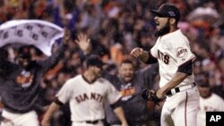 El pitcher relevista de los Gigantes de San Francisco, Sergio Romo, celebra la victoria en el sétimo juego contra los Cardenales de San Luis.