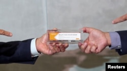 Una caja de la vacuna de la farmacéutica Sinovac, de China, es presentada en una conferencia de prensa en el Instituto Butantan en Sao Paulo, Brasil, el 9 de noviembre de 2020. [Foto: Reuters]